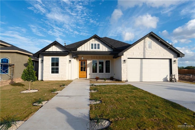 view of front facade featuring a front lawn and a garage