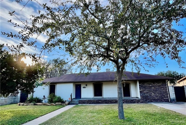 ranch-style home featuring a front yard