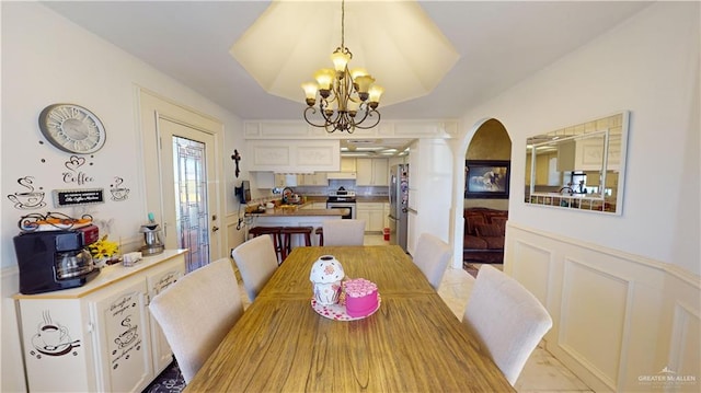 dining area featuring an inviting chandelier