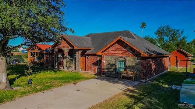 view of front of property with a front yard