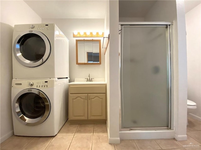 laundry room with stacked washer / drying machine, sink, and light tile patterned floors