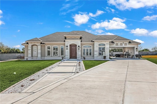 view of front of property featuring a front yard