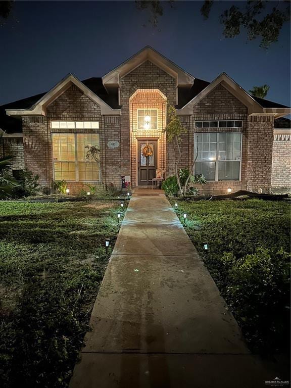 view of front of home featuring a lawn