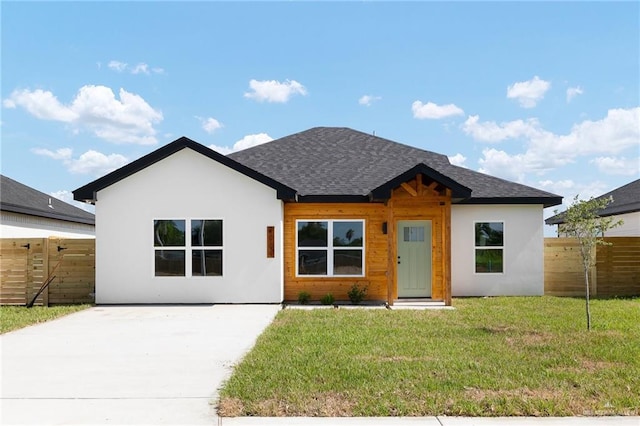 view of front facade featuring a front yard