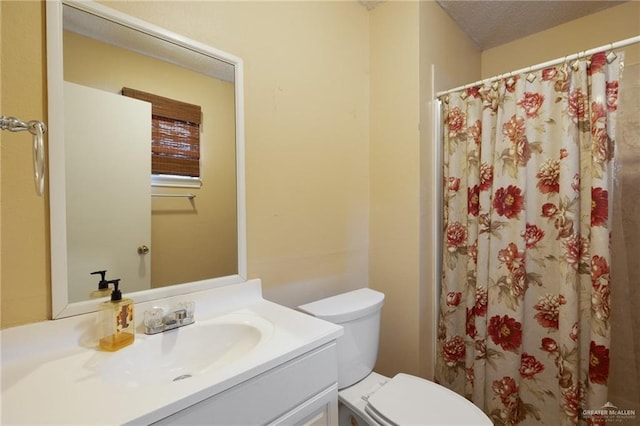 301 E Ln Vista Ave Unit Ut26, Mcallen, TX 78501 - full bathroom featuring vanity, toilet, curtained shower, and a textured ceiling