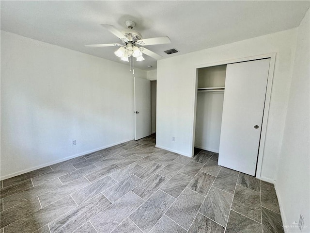 unfurnished bedroom with ceiling fan and a closet