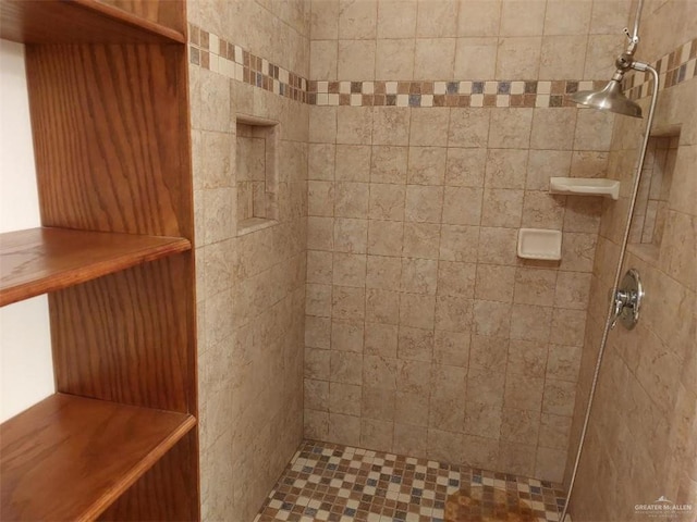 full bathroom featuring a tile shower