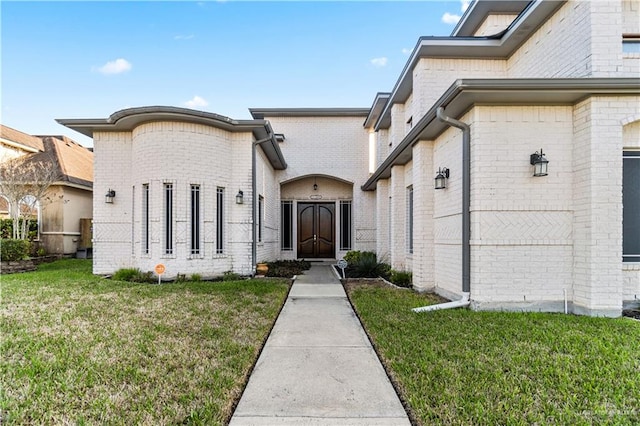 property entrance featuring a yard