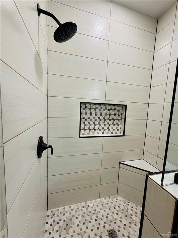 bathroom featuring tiled shower