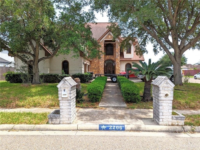 view of front facade featuring a front yard