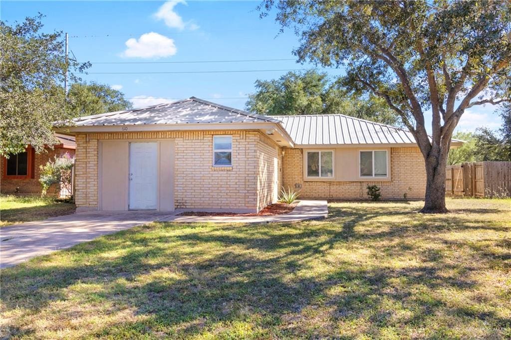 ranch-style house with a front lawn