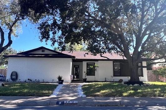 ranch-style house with a front yard