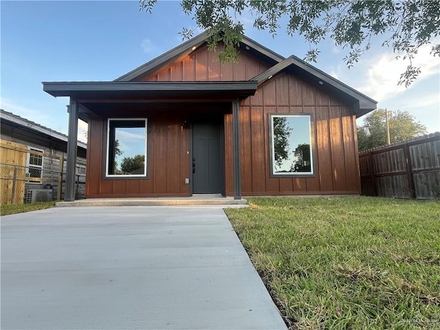 808 E Evans Ave, Pharr, TX 78577 - view of front of property featuring board and batten siding