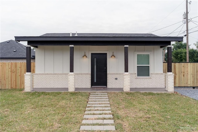 view of front facade featuring a front yard