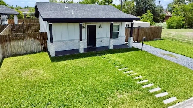 view of front facade featuring a front lawn