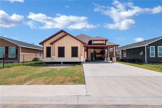 view of front of home featuring a carport and a front lawn