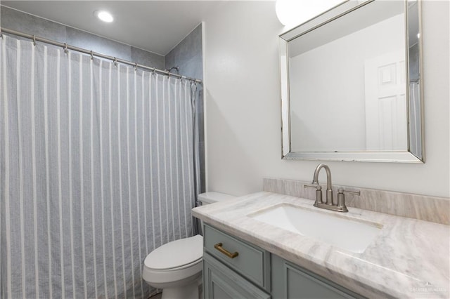 full bathroom with recessed lighting, vanity, toilet, and a shower with curtain