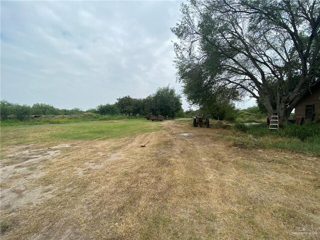 view of yard featuring a rural view