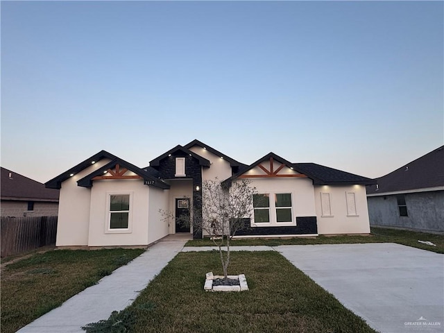 view of front of home featuring a lawn