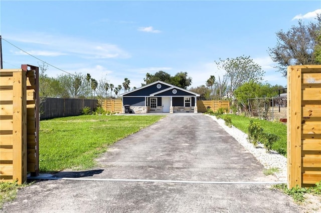 view of front facade featuring a front lawn and fence