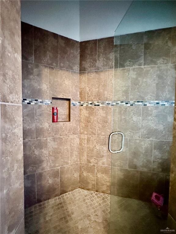 bathroom featuring tiled shower