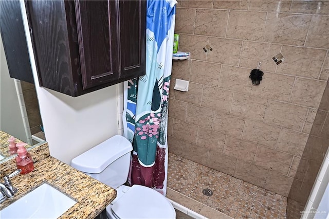 bathroom with a shower with curtain, vanity, and toilet