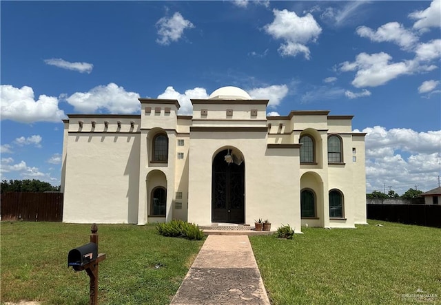 view of front facade featuring a front yard