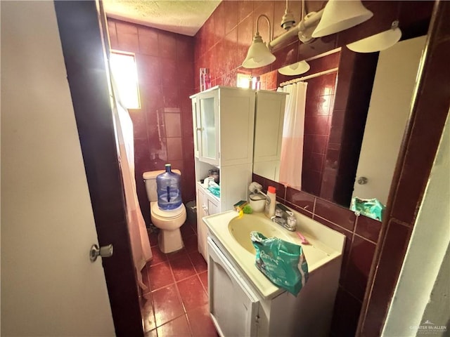 7221 S San Joaquin St, Pharr, TX 78577 - bathroom featuring a shower with shower curtain, toilet, tile walls, vanity, and tile patterned floors