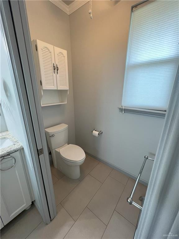119 Cherokee Cir, Smithville, TX 78957 - bathroom featuring toilet, crown molding, tile patterned floors, and vanity