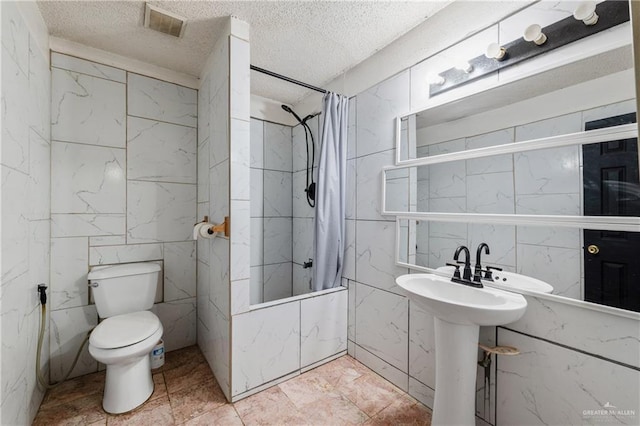 bathroom featuring shower / tub combo, toilet, and a textured ceiling