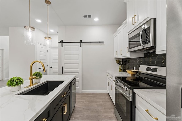 5516 N Crown Pt, Pharr, TX 78577 - living area featuring light wood finished floors, ceiling fan, baseboards, and recessed lighting