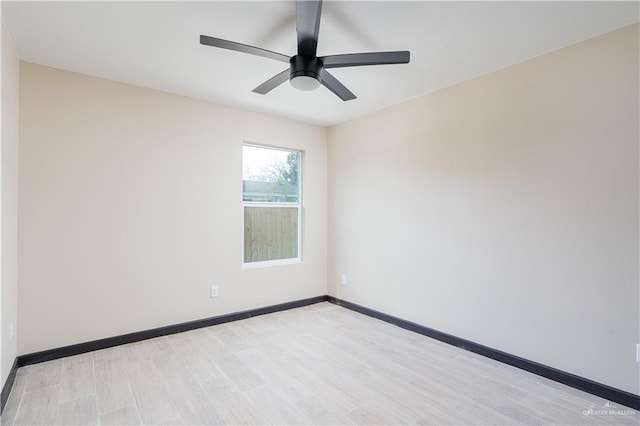 unfurnished room featuring light wood finished floors, baseboards, and a ceiling fan