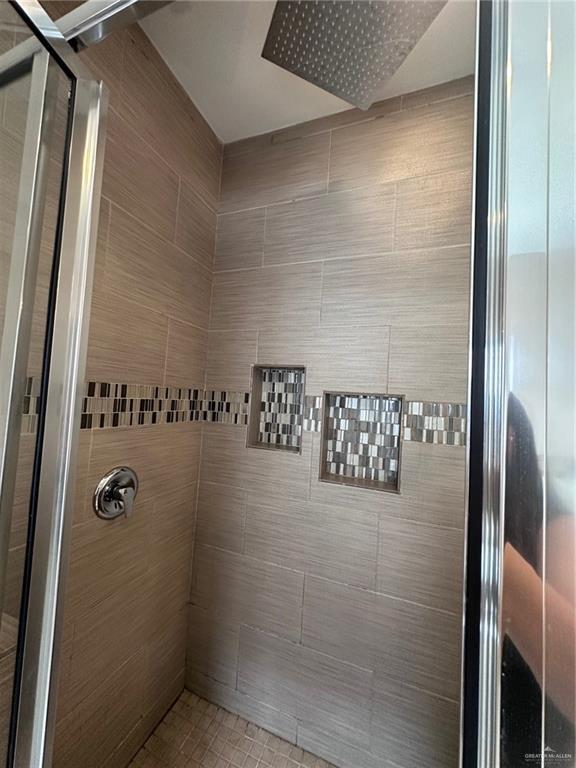 5013 Nevis Dr, Edinburg, TX 78539 - bathroom featuring a stall shower