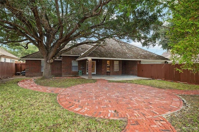 view of front of home featuring a patio and a front yard