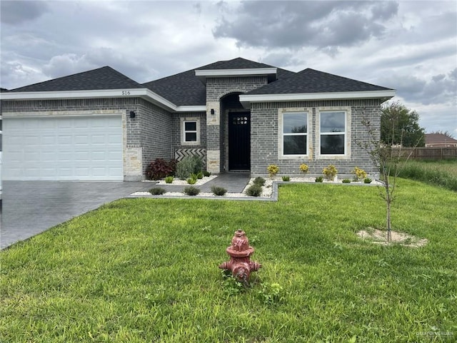 view of front facade featuring a garage and a front yard