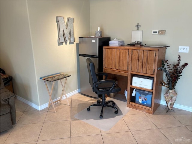 office area with light tile patterned flooring and baseboards