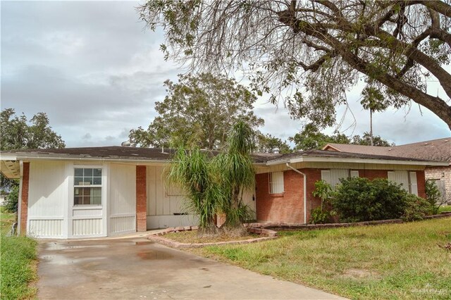 single story home featuring a front yard