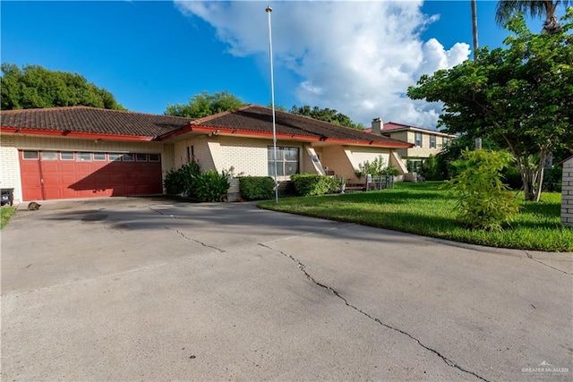 view of front of property featuring a garage and a front yard