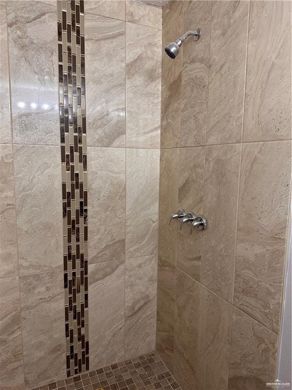 bathroom featuring a tile shower