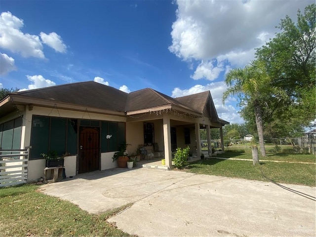 view of front of house featuring a front lawn