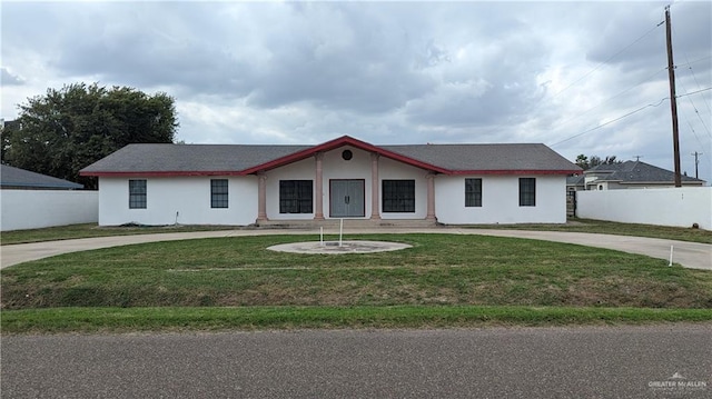 view of front facade featuring a front lawn