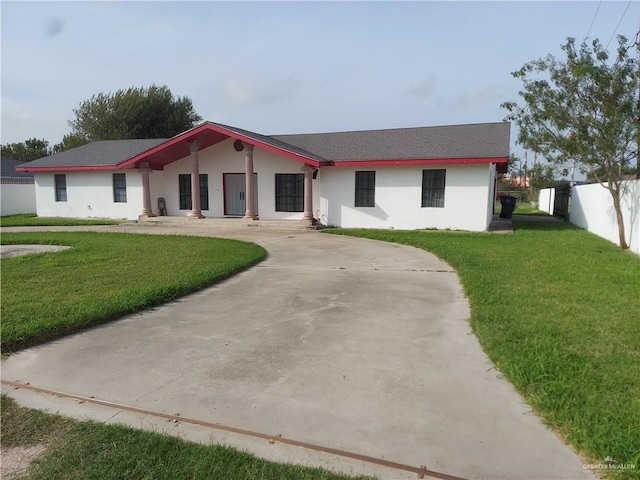 single story home with a front yard