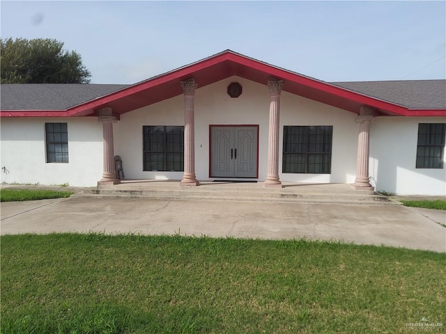 single story home featuring a porch and a front yard