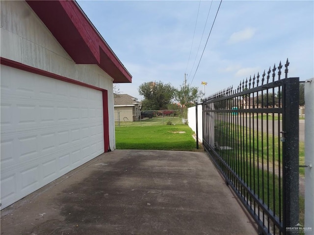 exterior space featuring a lawn