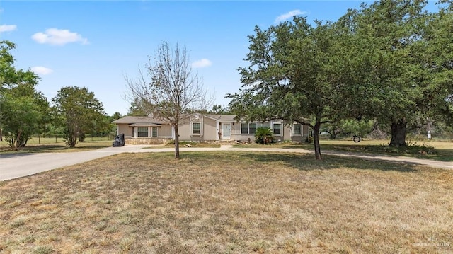 ranch-style house featuring a front yard