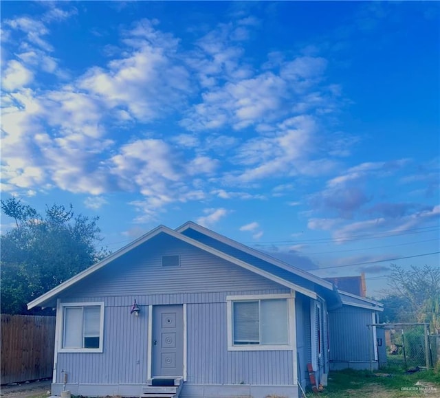 view of front of property featuring fence