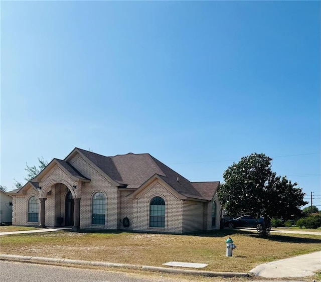 view of front of property with a front yard