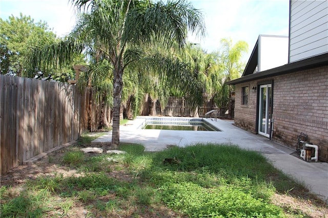 view of yard featuring a patio and an empty pool