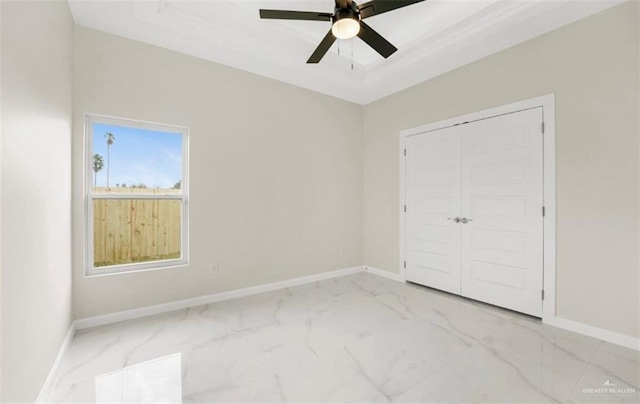 unfurnished bedroom featuring ceiling fan and a closet