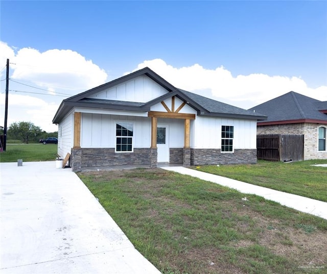 view of front facade with a front yard